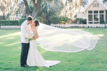 couple kissing
