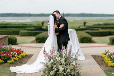 couple kissing
